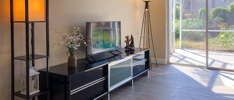 Grand studio suite, kitchenette | Woonruimte | Een smart-tv