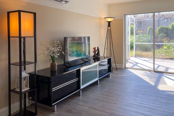 Grand Studio Suite, Kitchenette | Living area | Smart TV