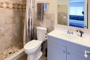 Signature-Apartment | Badezimmer | Haartrockner, Handtücher, Seife, Shampoo