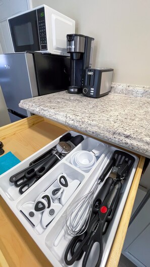 Lägenhet Economy (2 Room, 2 TV, Private Patio) | Eget kök | Minikylskåp, mikrovågsugn, spishäll och kaffe- och tebryggare