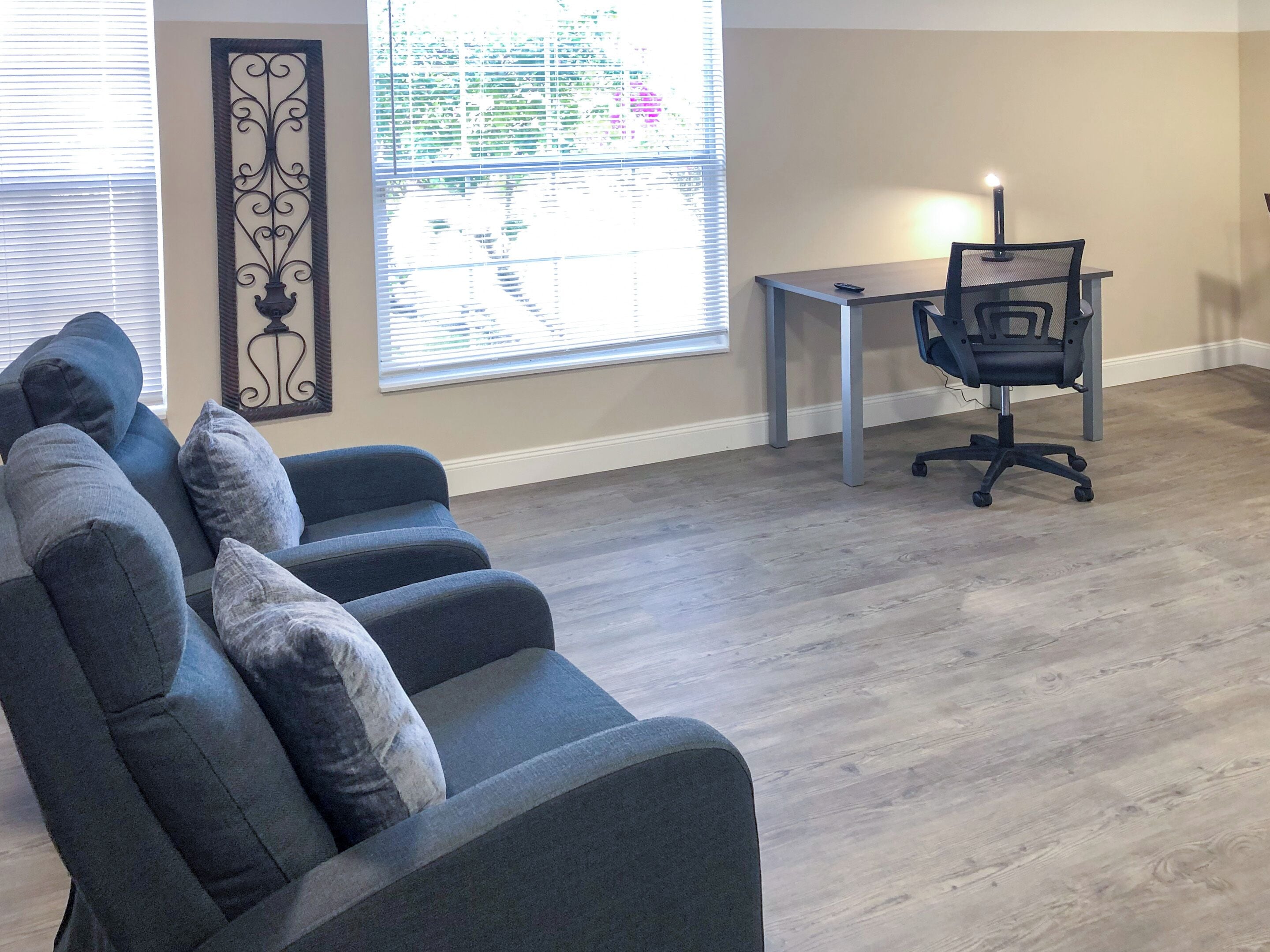 Suite monolocale Standard, 1 letto king, angolo cottura | Area soggiorno | Smart TV 43 pollici con canali via cavo, Hulu, servizi in streaming