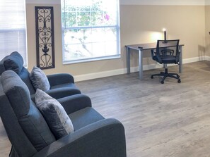 スタンダード スタジオスイート キングベッド 1 台 簡易キッチン | リビング エリア | 43 インチのスマートテレビ (ケーブル放送視聴可)、Hulu、ストリーミングサービス