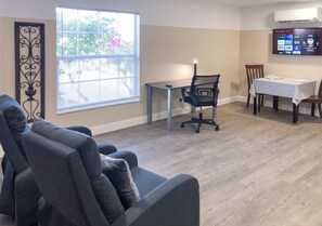 スタンダード スタジオスイート キングベッド 1 台 簡易キッチン |  リビング エリア | 43 インチのスマートテレビ (ケーブル放送視聴可)、Hulu、ストリーミングサービス