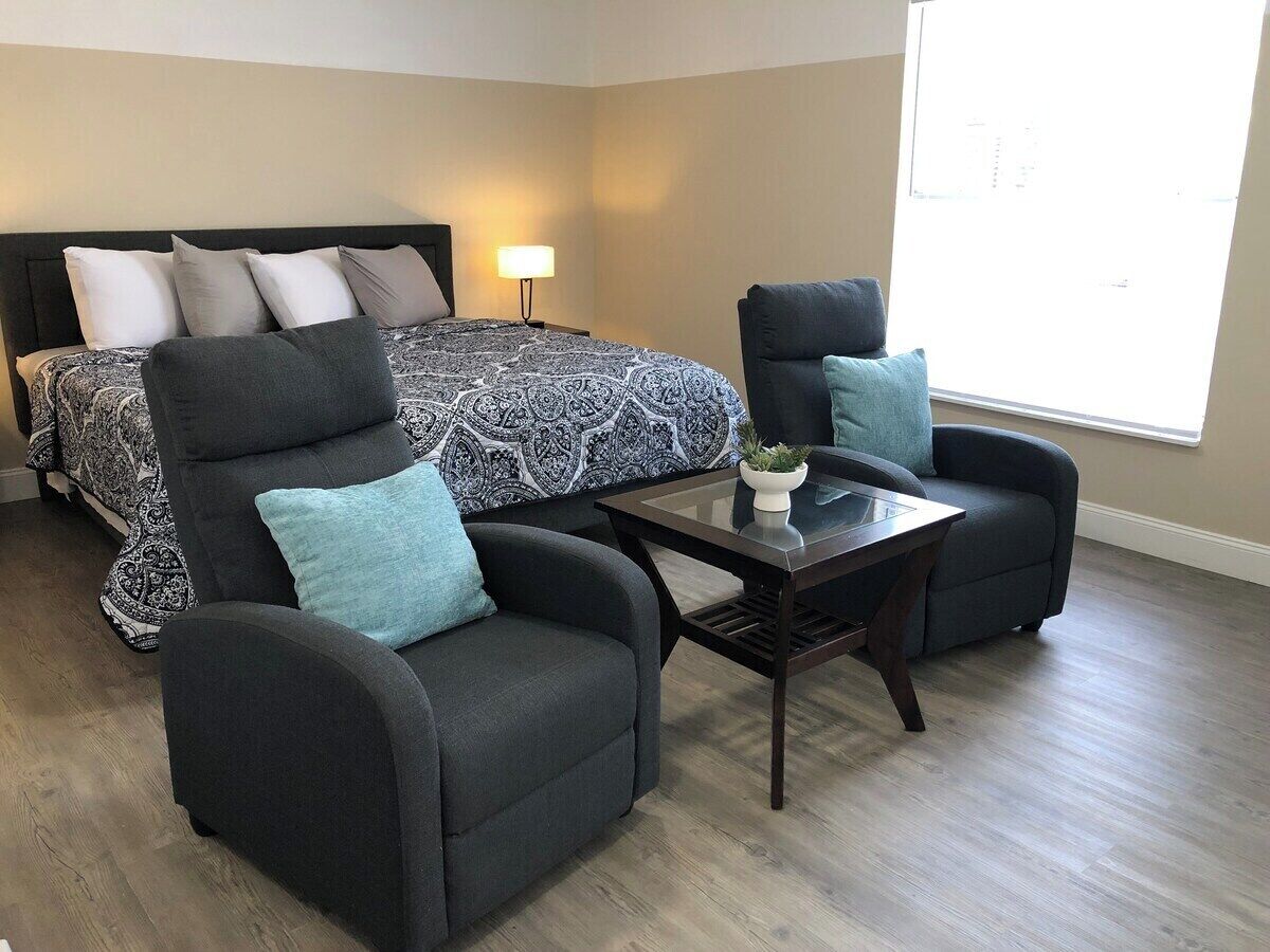 頂級開放式套房 | 客廳 | 43 吋智能電視連有線電視頻道、Hulu、串流服務