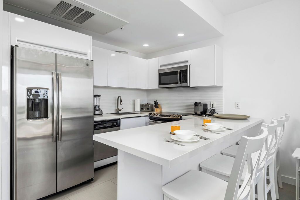 Refrigerador, microondas, horno y parrilla de estufa 