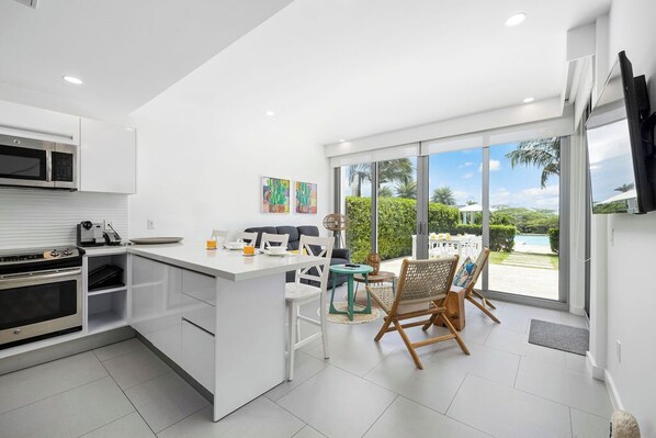 Réfrigérateur, micro-ondes, four, plaque de cuisson