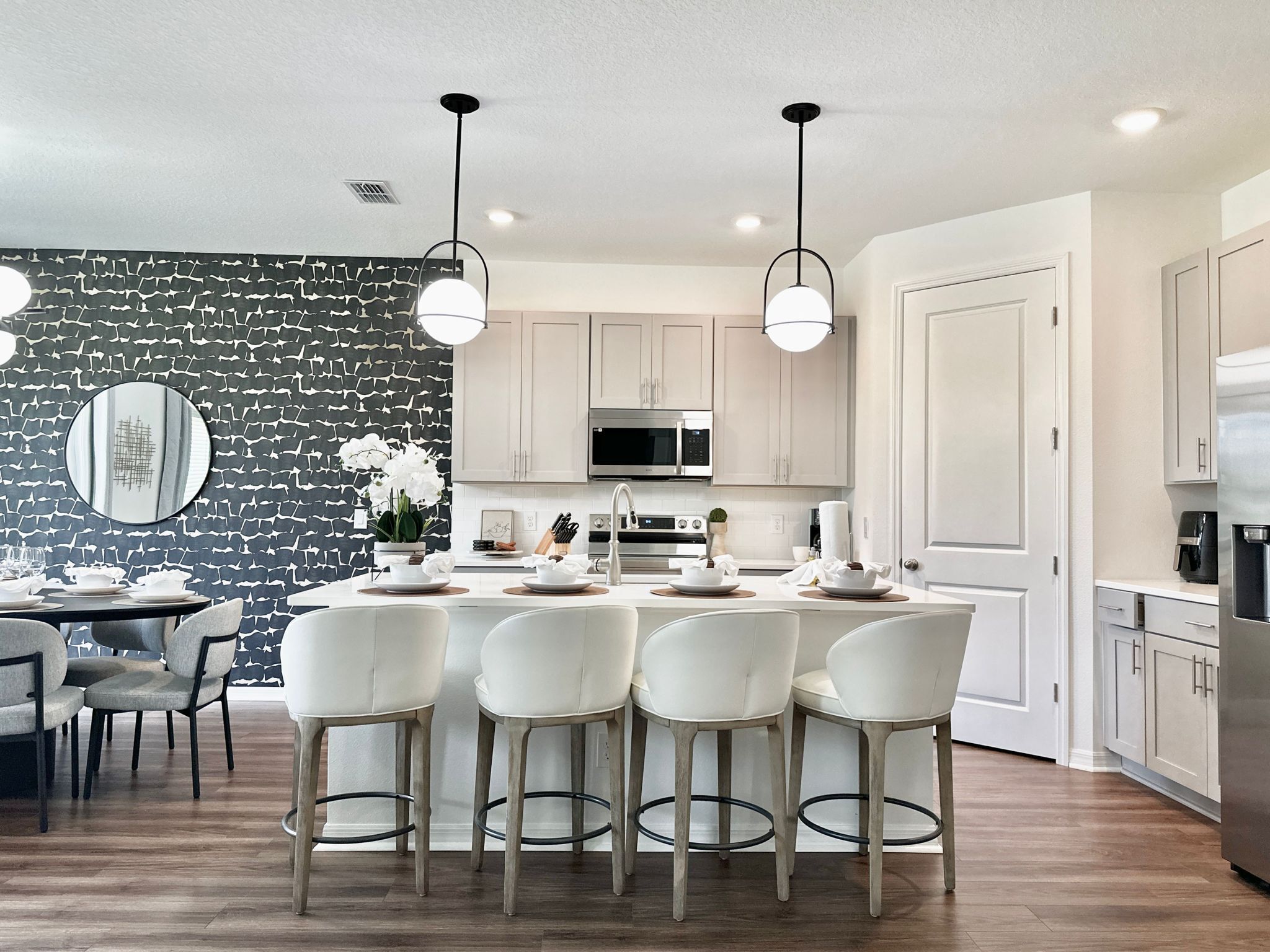 Kühlschrank, Mikrowelle, Ofen, Herdplatte