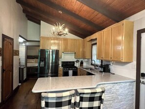 Fridge, microwave, oven, stovetop - At the End of the Road. Toccoa River Front (Fannin County)