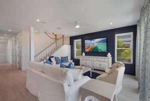 Fernseher, Tischfußball, Tischtennisplatte