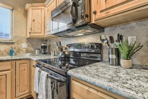 Fridge, microwave, oven, stovetop - 2BR Cottage with outdoor seating near Hiking & DT (Colorado Springs)