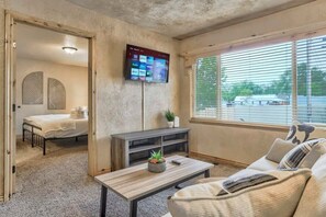 2 bedrooms, iron/ironing board, WiFi, bed sheets - 2BR Cottage with outdoor seating near Hiking & DT (Colorado Springs)