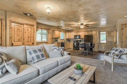 2BR Cottage with outdoor seating near Hiking & DT