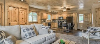 2BR Cottage with outdoor seating near Hiking & DT