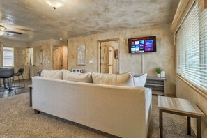 Televisión, chimenea y oficina 