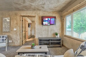 Televisión, chimenea y oficina 