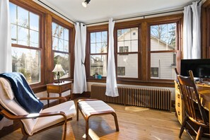 Smart-TV, DVD-Player, Bücher, Videothek