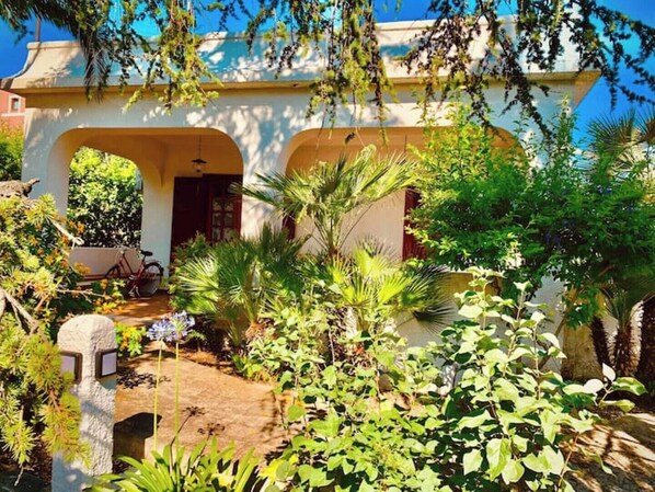 A house with a garden, a bicycle, and a stone structure. - Detached Villa - Bisceglie (Bisceglie)