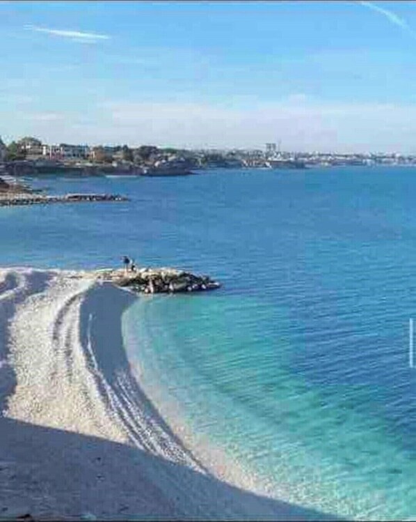 Una spiaggia nelle vicinanze