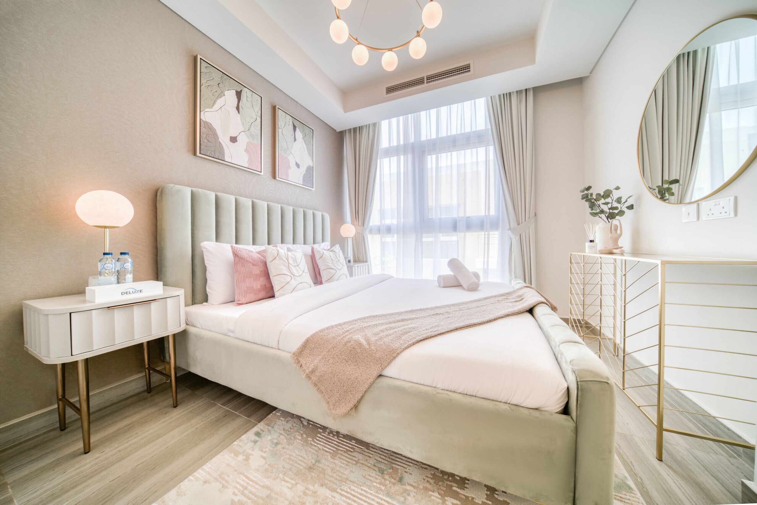 3 makuuhuonetta, tallelokero huoneessa, silitysrauta/-lauta