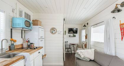 Walkable Downtown Tiny Home with Views near Shenandoah National Park