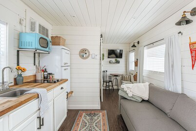 Walkable Downtown Tiny Home with Views near Shenandoah National Park  