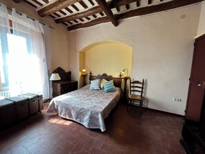 7 bedrooms, WiFi, bed sheets
