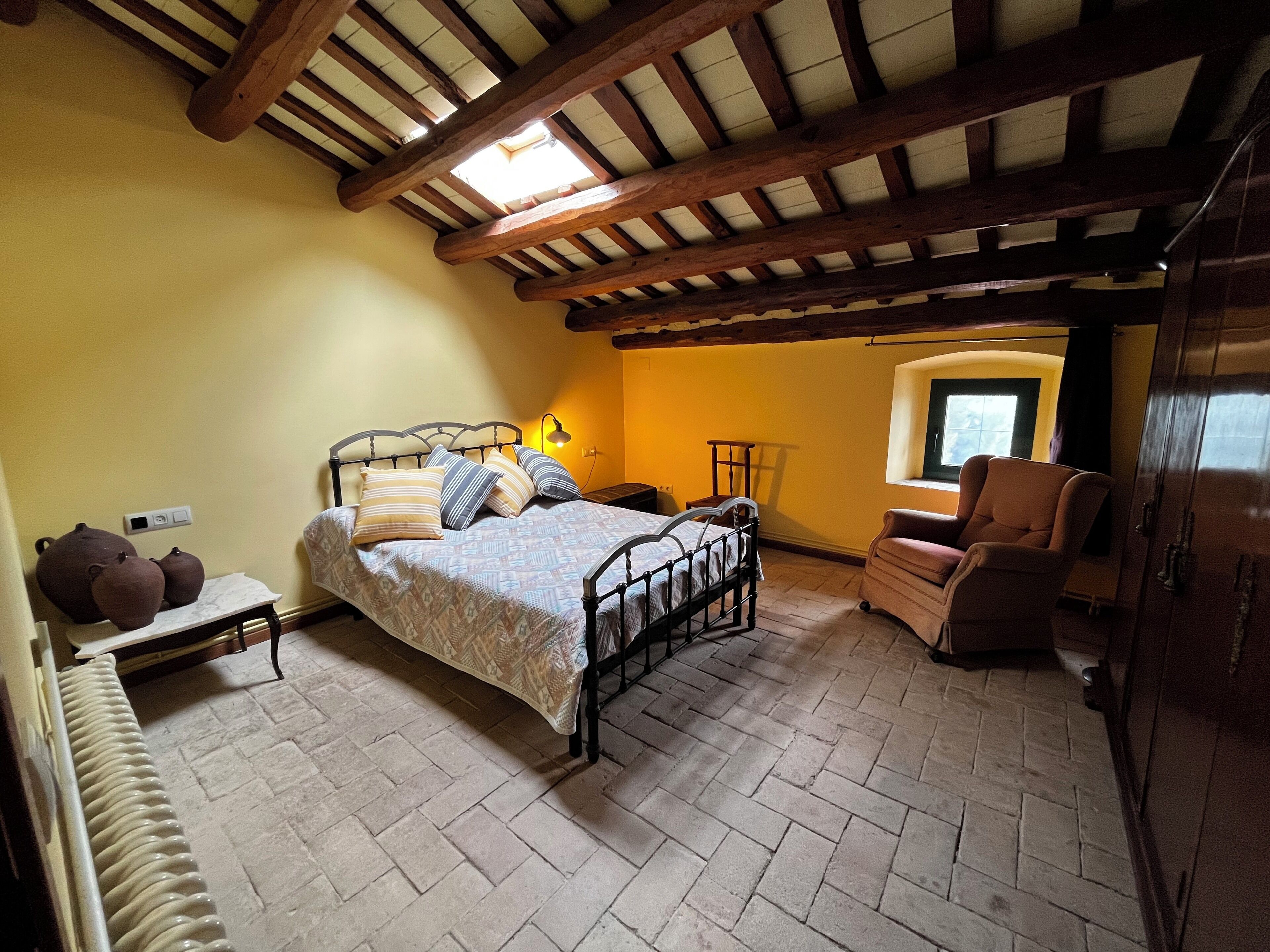 7 bedrooms, WiFi, bed sheets