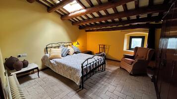 7 bedrooms, WiFi, bed sheets