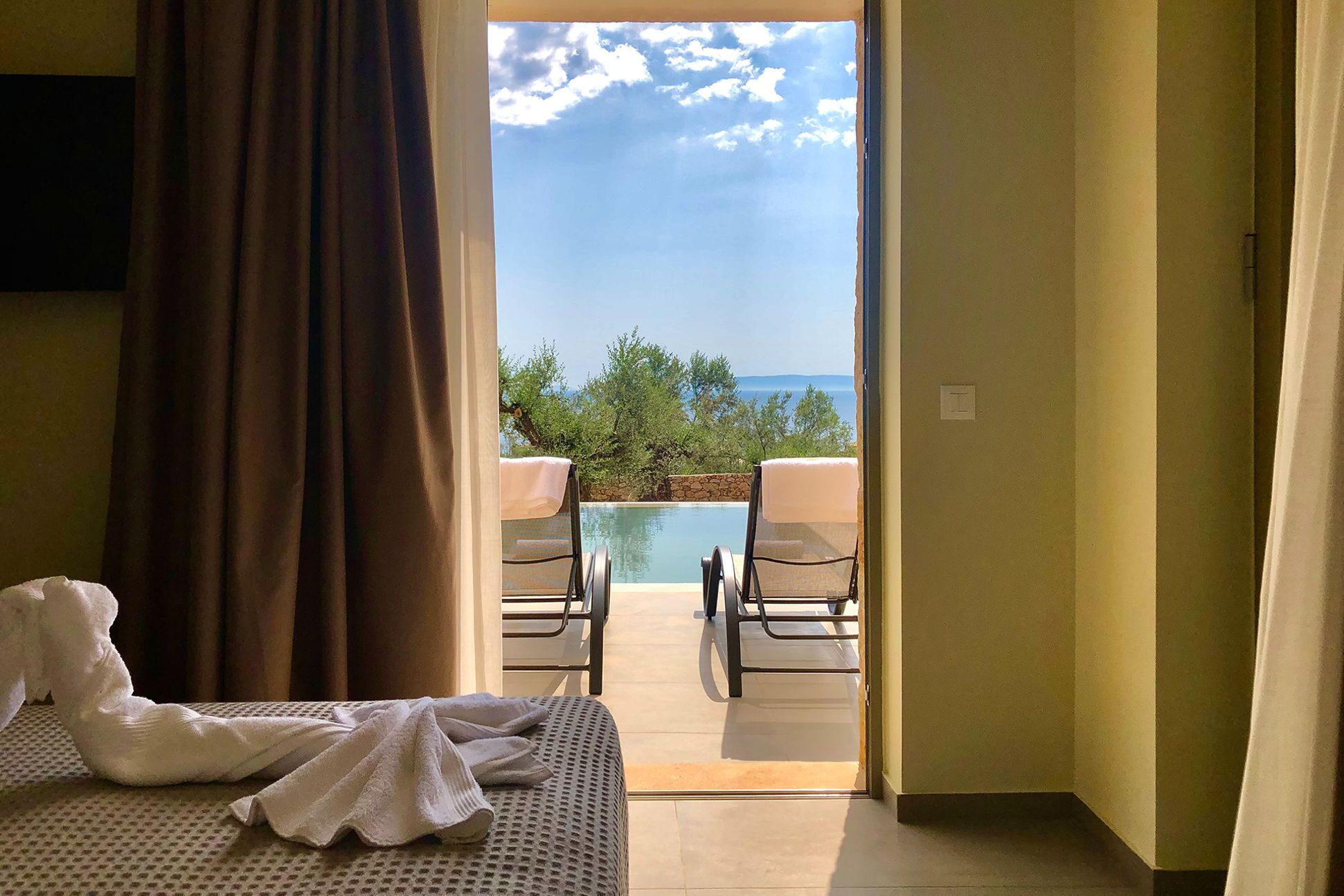 3 chambres, bureau, fer et planche à repasser, lit de bébé portatif