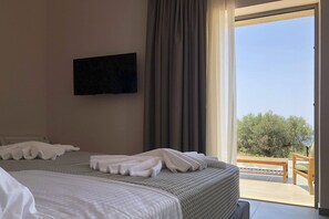 2 habitaciones, escritorio y tabla de planchar con plancha 