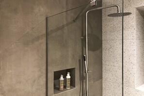 Dusche, Haartrockner, Handtücher, Seife