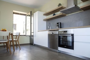 Fridge, oven, stovetop, dishwasher