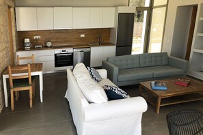 Fernseher, Kamin, Bücher