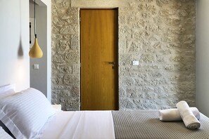 3 camere, una scrivania, ferro/asse da stiro, culla da viaggio