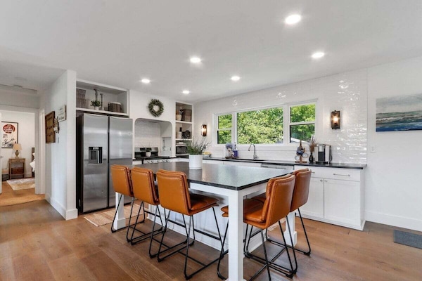 Island seating and stainless steel appliances