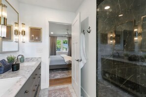 Shower, hair dryer - Fontana Fen Getaway Near Geneva Lake Walk to Beach Grill Nature Views (Fontana)