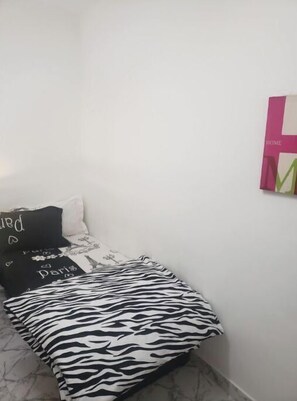 3 bedrooms, iron/ironing board, WiFi, bed sheets - 10 minutes walk  from Abu Dhabi central Bus Station, central location; cozy home (Abu Dhabi)