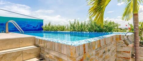 حمّام سباحة خارجي