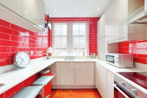 Kjøleskap, mikrobølgeovn, ovn og kokeplater