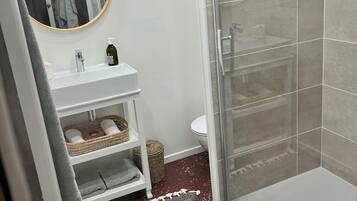 Een douche, een haardroger, handdoeken, zeep