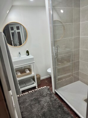 Een douche, een haardroger, handdoeken, zeep