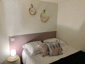 1 slaapkamer, een bureau, een strijkplank/strijkijzer, gratis wifi