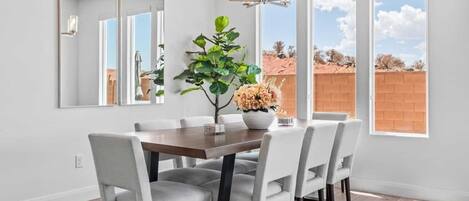 บ้านพัก, 5 ห้องนอน | ร้านอาหาร