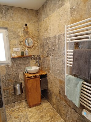 Dusch, gratis toalettartiklar, hårtork och handdukar