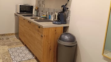 Frigorífico, horno, placa de cocina y cafetera o tetera
