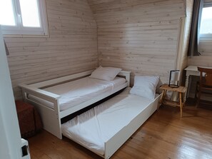 4 quartos, escrivaninha, ferros/tábuas de passar roupa