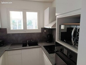 Een koelkast, een magnetron, een oven, een kookplaat