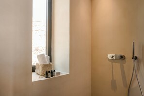 Hus | Badrum | Dusch, regndusch, gratis toalettartiklar och hårtork