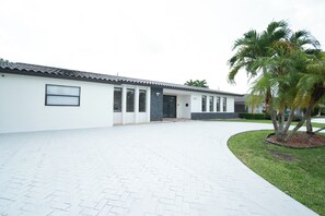 Exterior - Miami luxury home: Sun, fun, and style!" (Miami)