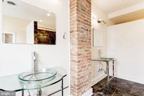 Shower, jetted bath, hair dryer, towels